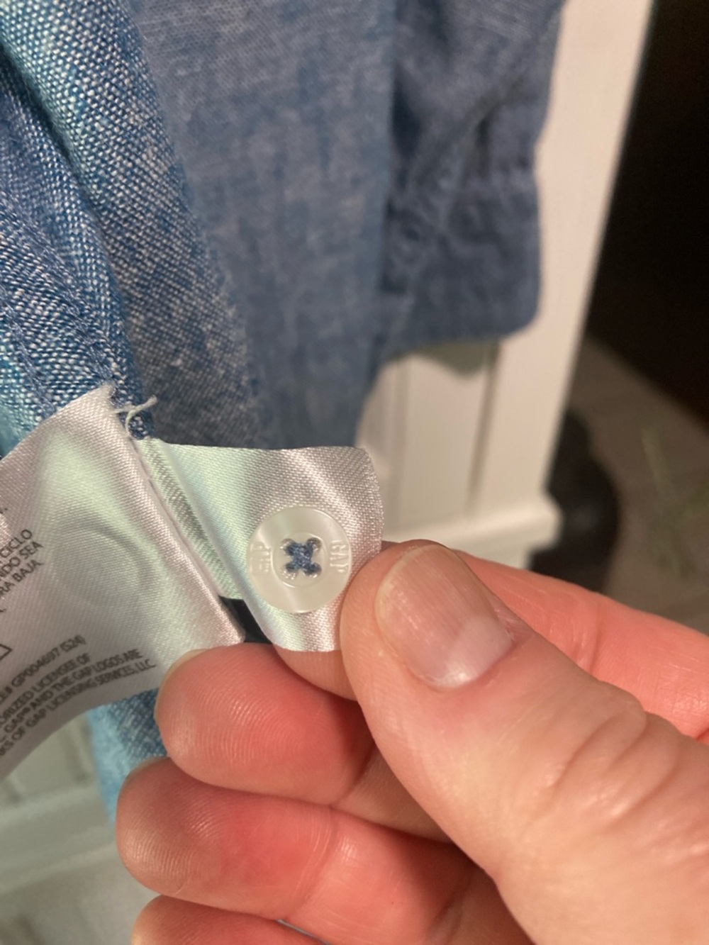 GAP Women’s Light Blue Chambray linen blend Shirt - Picture 4 of 6